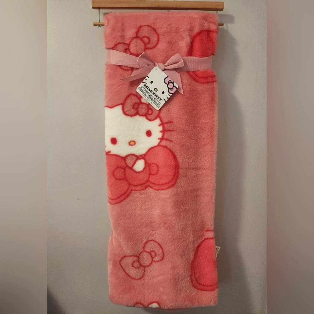 NWT Sanrio Hello Kitty Pink Bow Plush Faux Rabbit Fur Blanket Throw (50" x 70")